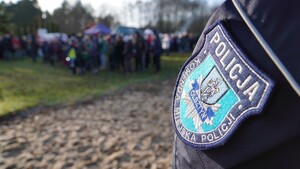 Zdjęcie przedstawia napis Komenda Miejska Policji w Olsztynie i plażę.