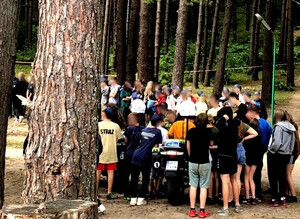 Zdjęcie przedstawia grupę młodzieży.