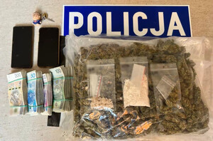 Zdjęcie przedstawia zabezpieczone narkotyki,  telefonu oraz gotówka.