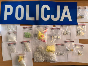 Zdjęcie przedstawia zabezpieczone narkotyki, na górze napis - &quot;Policja&quot;.