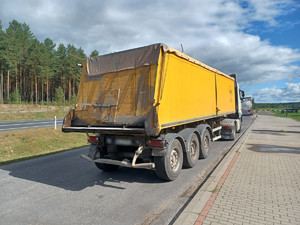 Zdjęcie przedstawia pojazd ciężarowy na parkingu.