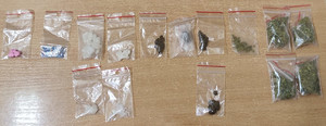 Zdjęcie przedstawia zabezpieczone narkotyki na blacie stołu.