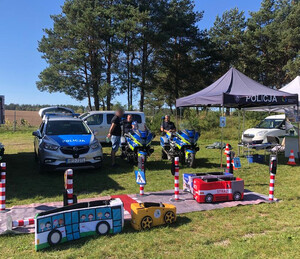 Zdjęcie przedstawia uczestników spotkania profilaktyczne - dzieci, policjantów.