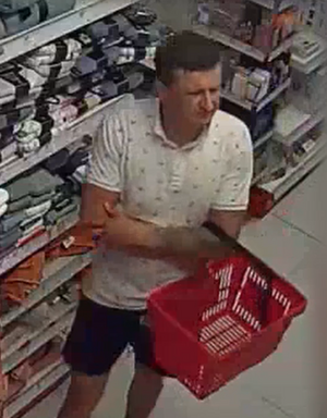 Zdjęcie przedstawia mężczyznę w sklepie.