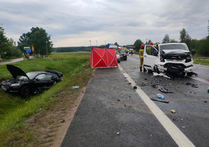 Zdjęcie przedstawia miejsce wypadku drogowego na DK 16 - pojazdu oraz służby na miejscu.