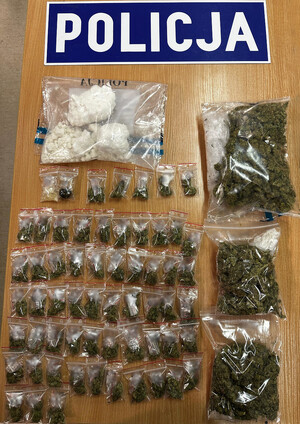 Zdjęcie przedstawia zabezpieczone narkotyki.