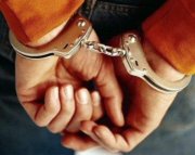 Zdjęcie przedstawia ręce w kajdankach