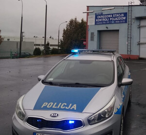 Zdjęcie przedstawia radiowóz na tle Stacji Kontroli Pojazdów