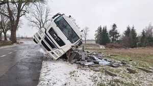 Zdjęcie przedstawia pojazd ciężarowy w przydrożnym rowie.