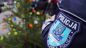 Odblaskowa choinka pod Komendą Miejską Policji w Olsztynie.
