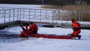 Zdjęcie przedstawia pokaz ratowniczy na lodzie.