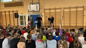 Zdjęcie przedstawia uczestników spotkania profilaktycznego oraz policjantów i przedstawicielkę Nadleśnictwa Olsztynek