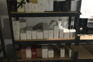 Zdjęcie przedstawia zabezpieczone perfumy.