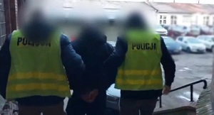 Zdjęcie przedstawia policjantów i zatrzymanego mężczyznę.