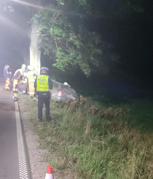 Zdjęcie przedstawia miejsce zdarzenia drogowego w m. Biedowo. Policjant oraz służby pracujące.