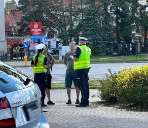 Zdjęcie przedstawia policjantów podczas kontroli