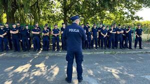 Zdjęcie przedstawia umundurowanych policjantów w szeregu.