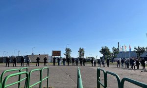 Zdjęcie przedstawia kard ze szkolenia na stadionie.