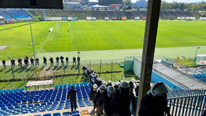 Zdjęcie przedstawia kard ze szkolenia na stadionie.