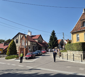 Zdjęcie przedstawia policjantów kierujących ruchem.