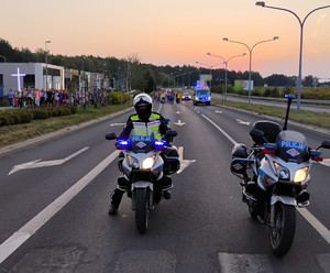 Zdjęcie przedstawia policyjne zabezpieczenie pielgrzymki