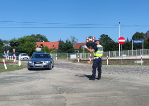 Zdjęcie przedstawia policjanta kierującego ruchem