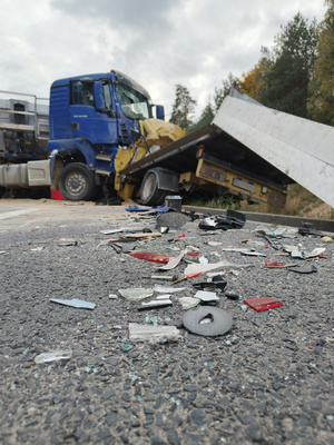 zdjecie przedstawia miejsce wypadku drogowego