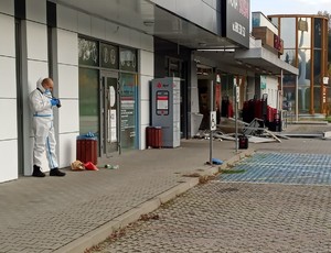 zdjęcie przedstawia policjantów na miejscu włamania do bankomatu