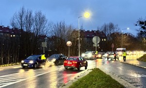 zdjecie przedstawia policjaów w trakcie kontroli trzeźwosci