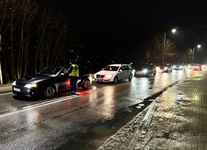 zdjecie przedstawia policjaów w trakcie kontroli trzeźwosci