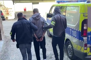 19- latek prowadzony przez policjantów