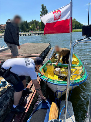 Policyjni wodniacy pomogli dryfującym wędkarzom