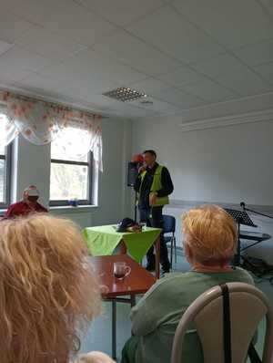 dzielnicowy wcielajacy sie w role Pana Odblaska