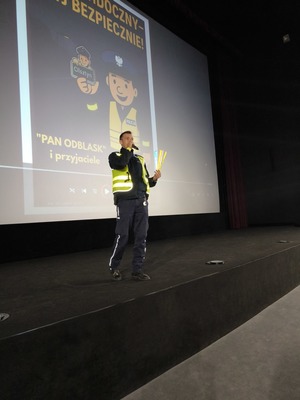 dzielnicowy wcielajacy sie w role Pana Odblaska