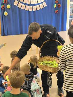 dzielnicowy wcielajacy sie w role Pana Odblaska