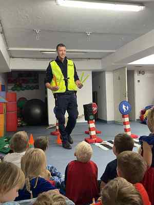 dzielnicowy wcielajacy sie w role Pana Odblaska