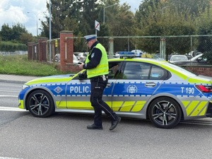 Policjant obok radiowozu