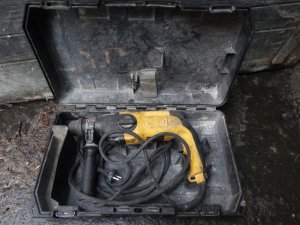 Zdjęcie przedstawia elektronarzędzie koloru czarno-żółtego, na którym znajduje się napis &quot;Dewalt&quot;