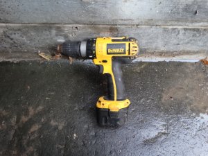 Zdjęcie przestawia elektronarzędzie koloru żółto-czarnego z napisem &quot;DEWALT&quot;