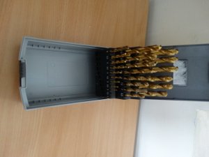 Zdjęcie przedstawia narzędzia koloru złotego w pudełku koloru czarnego.