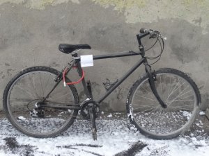 Zdjęcie przedstawia rower koloru czarnego.