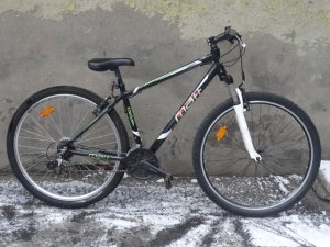 Zdjęcie przedstawia rower koloru czarnego z biało-zielonymi elementami. Na ramie widnieje napis &quot;MATT&quot;