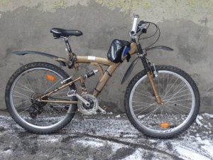 Zdjęcie przedstawia rower koloru brązowego.