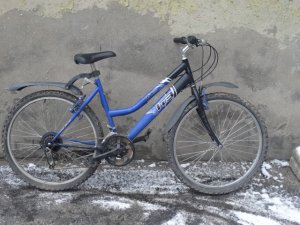 Zdjęcie przedstawia rower koloru niebiesko-czarnego. Na ramie znajduje się napis &quot;ITB&quot;