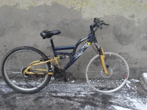 Zdjęcie przedstawia rower koloru czarno-żółtego. Na ramie znajduje się napis &quot;GRAND&quot;