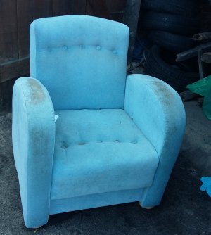 Zdjęcie przedstawia fotel koloru seledynowego.